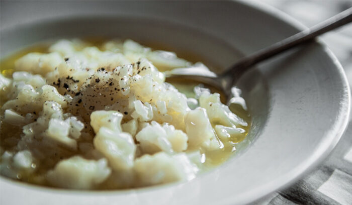 肌寒い日の朝食に。この上なくシンプルな「カリフラワーのリゾット」