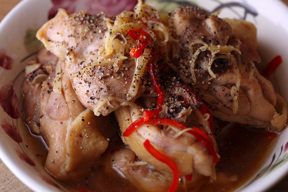 ベトナムの家庭の味「骨付き鶏モモ肉のショウガ煮込み」