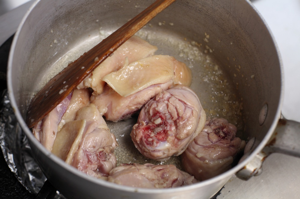 ［２］鶏肉の表面を焼く