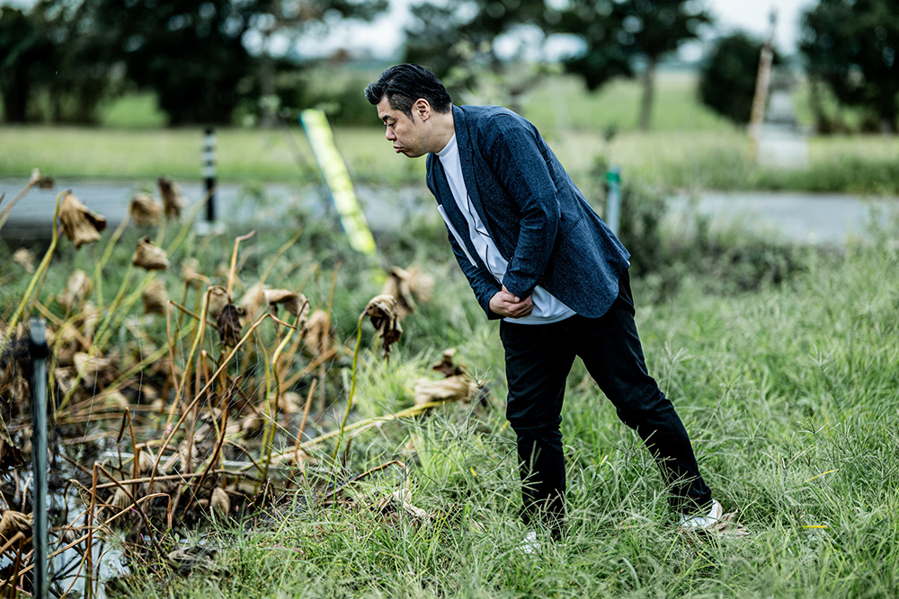 沼をのぞき込むシェフたち