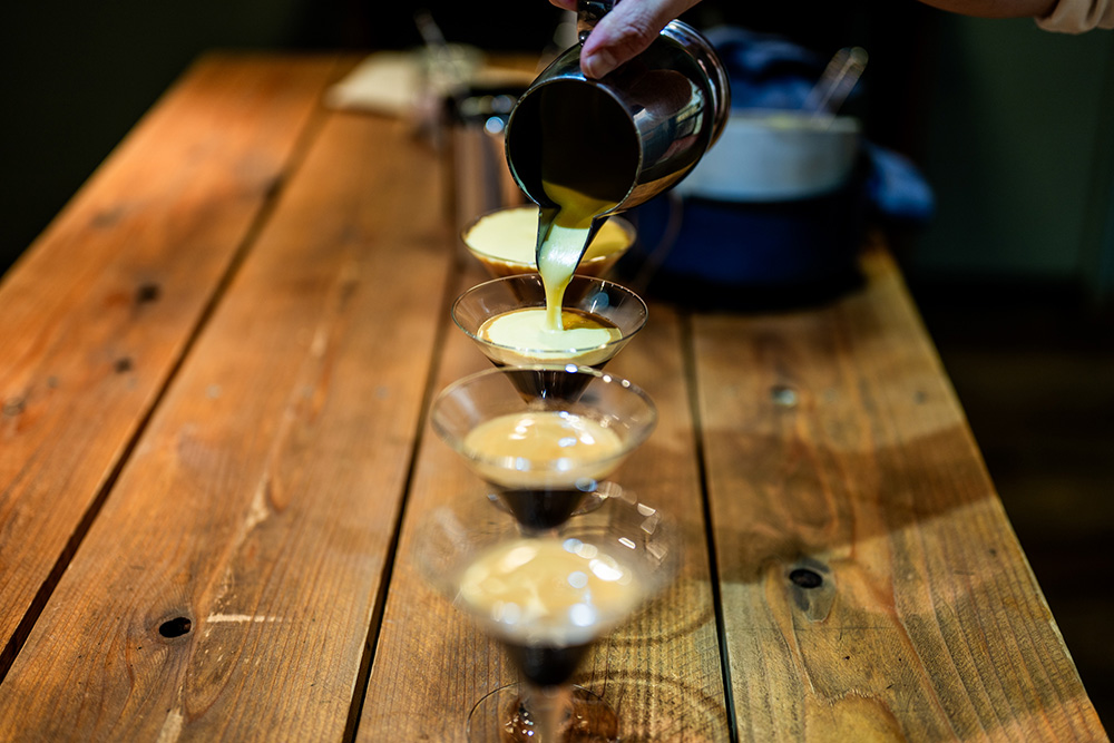 きび砂糖を加えたダブルエスプレッソで苦味と甘味のバランスを調整