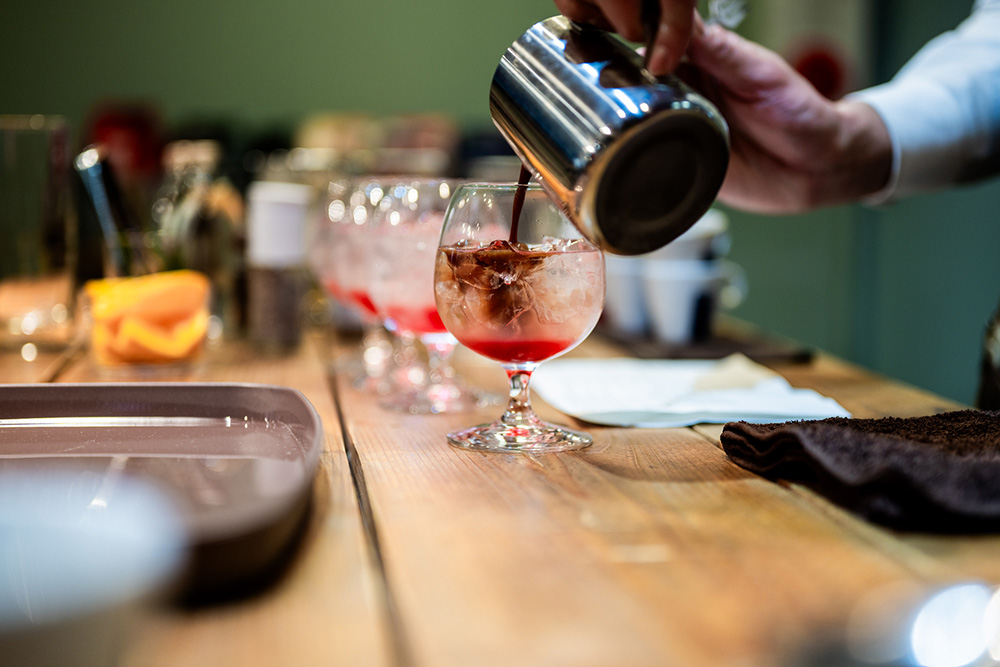 シナモンやクローブ、カカオニブやコーラナッツを煮出したシロップと、パウダースパイスを加えてシェイクしたエスプレッソを合わせた