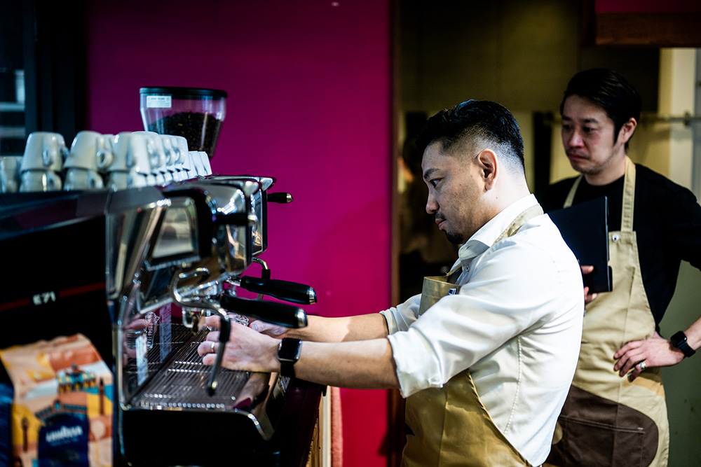 エスプレッソマシンのチューニングの様子