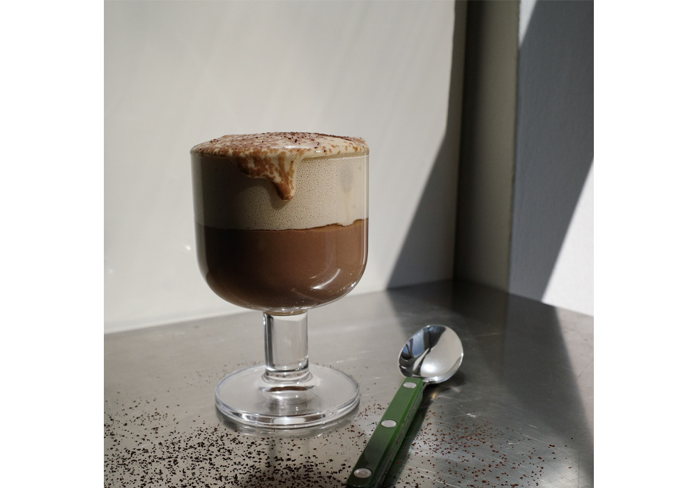 チョコレートムースにエスプレッソクリームを合わせた一品