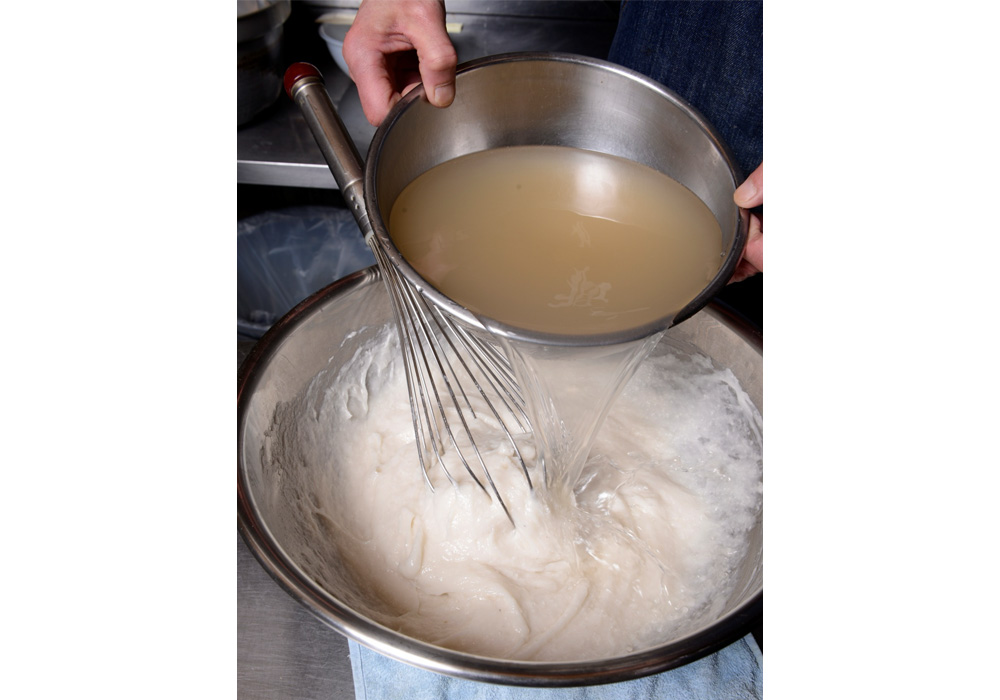 ［２］だし汁を加え混ぜる