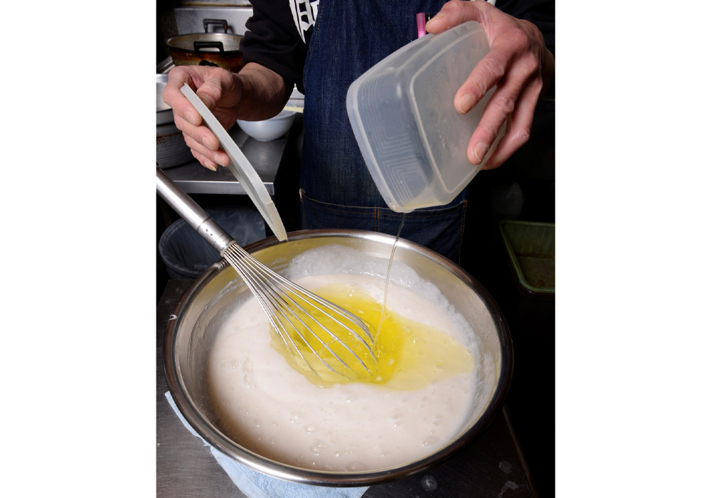 ［４］卵白を加え混ぜる