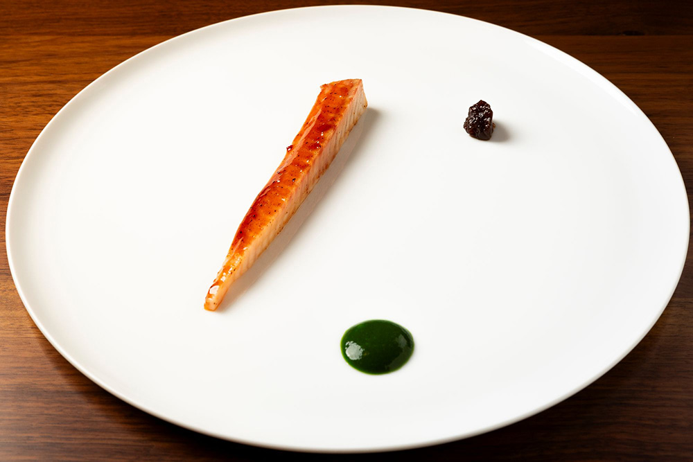 グリルしたウナギ、赤タマネギとタラゴン