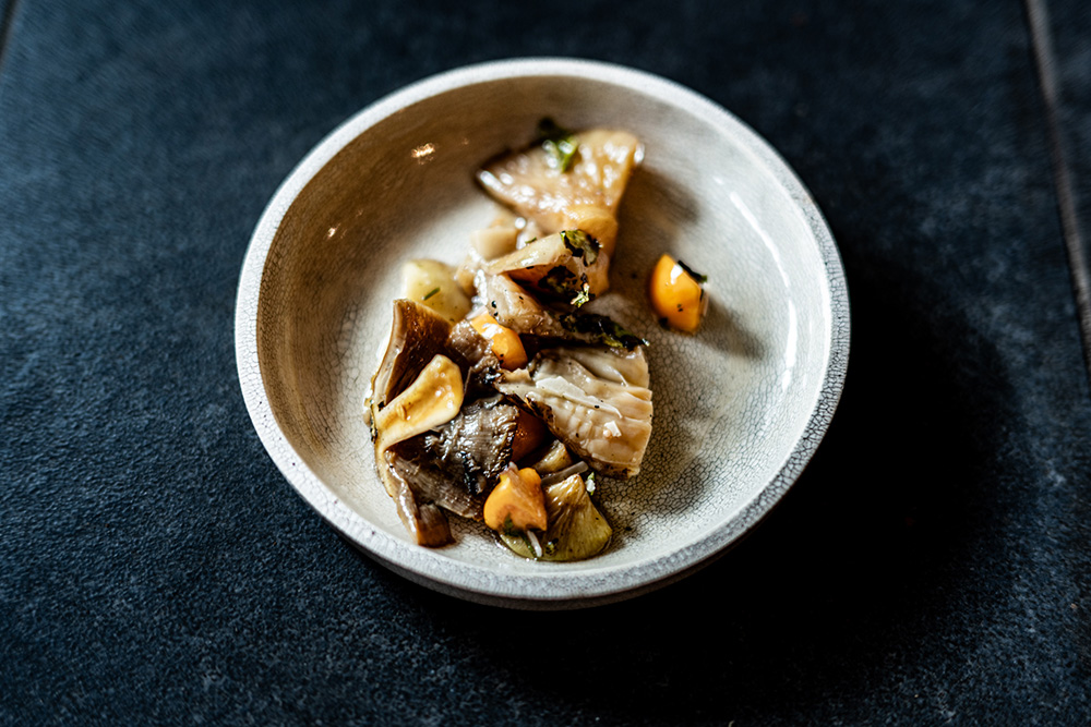 薪火で炙ったムキタケ