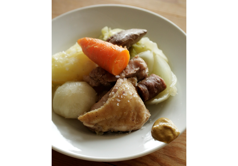 野菜、鶏肉、豚肉のボッリートミスト風