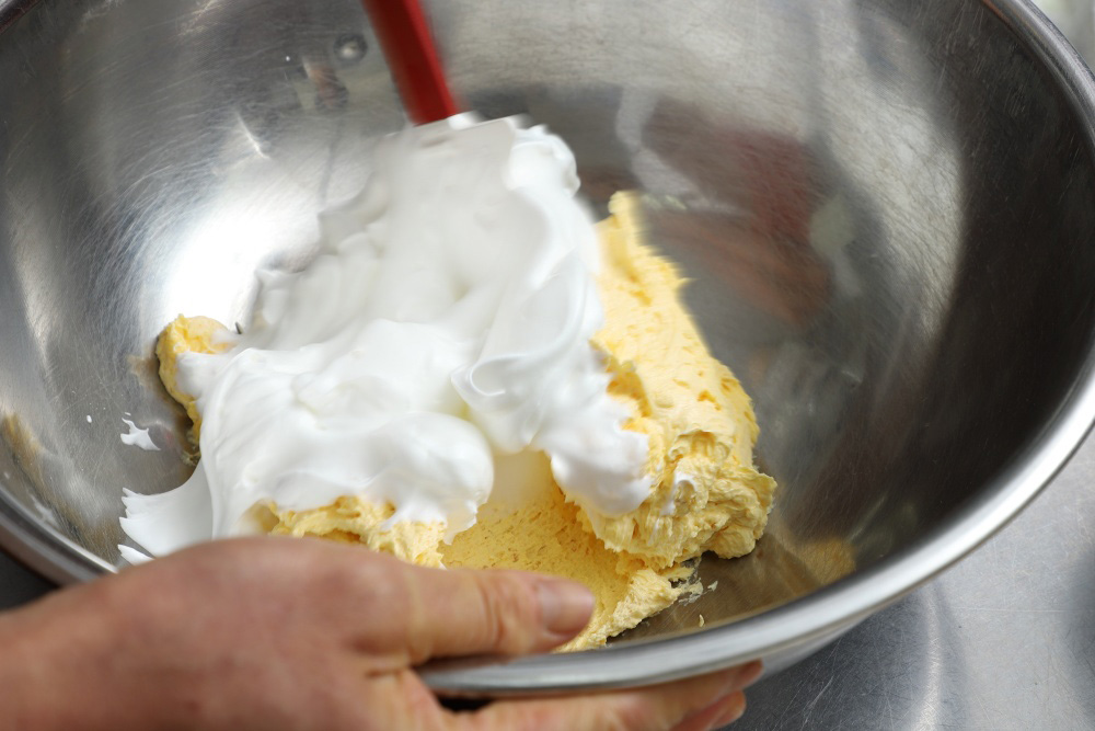 ［４］メレンゲの一部と粉類を馴染ませる