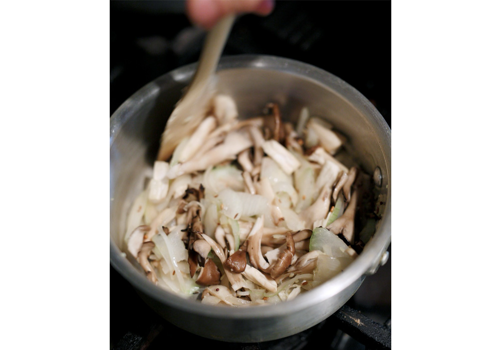 ［５］キノコを炒める