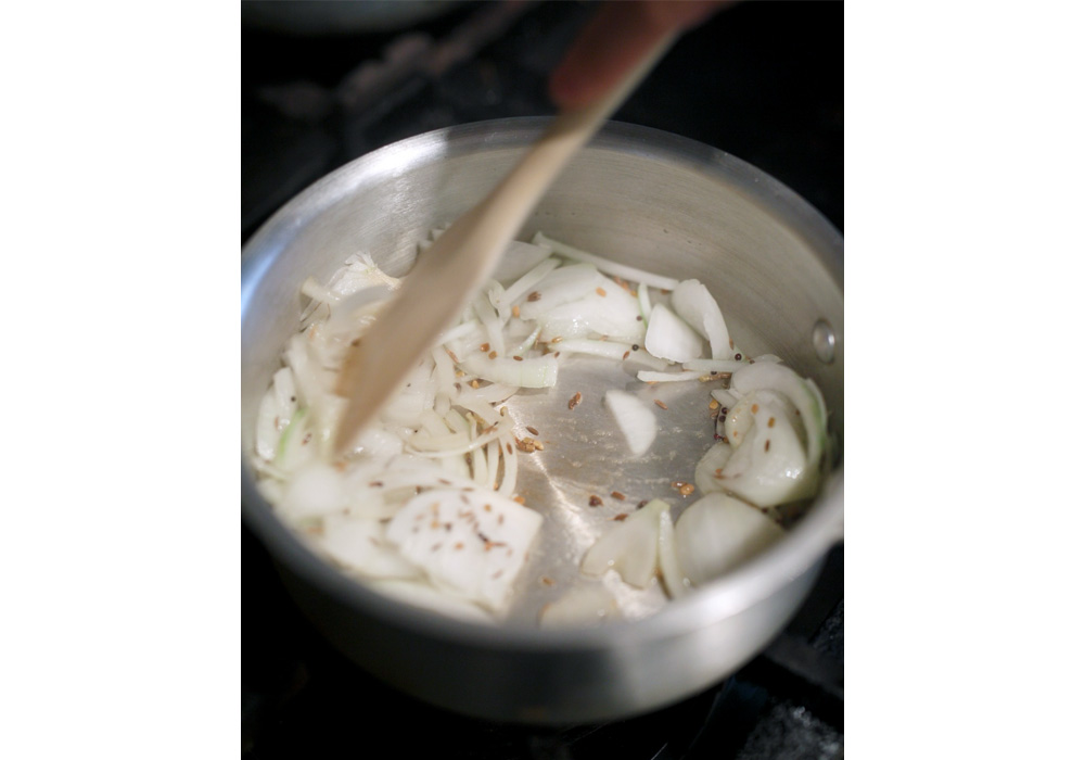 ［４］塩、スパイスを加える