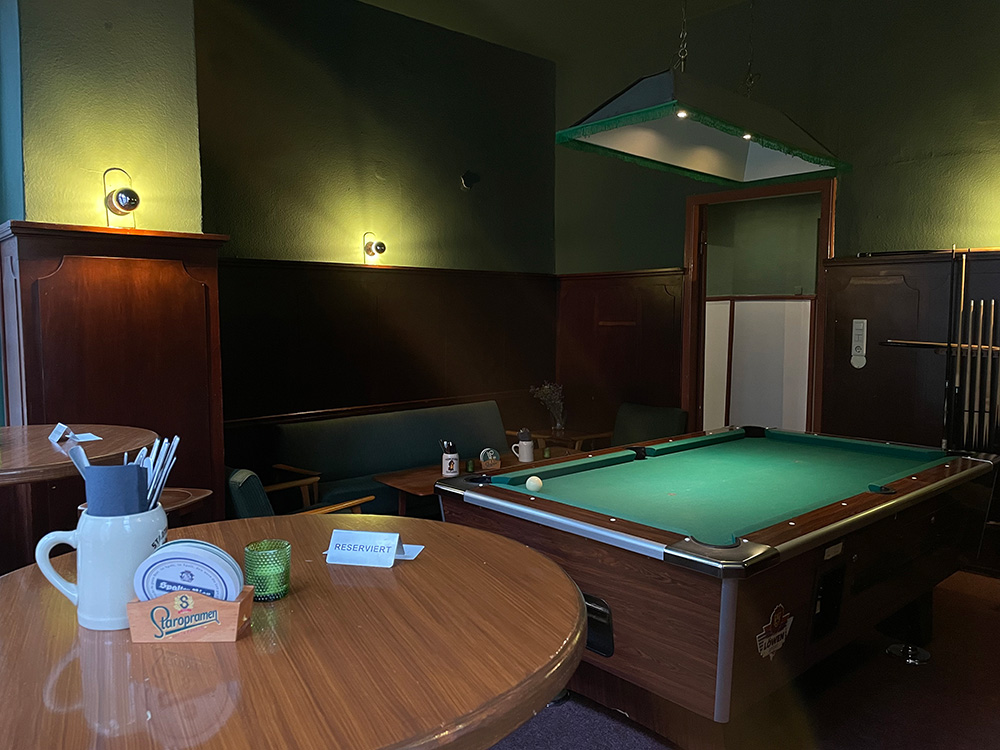 店内のビリヤード台