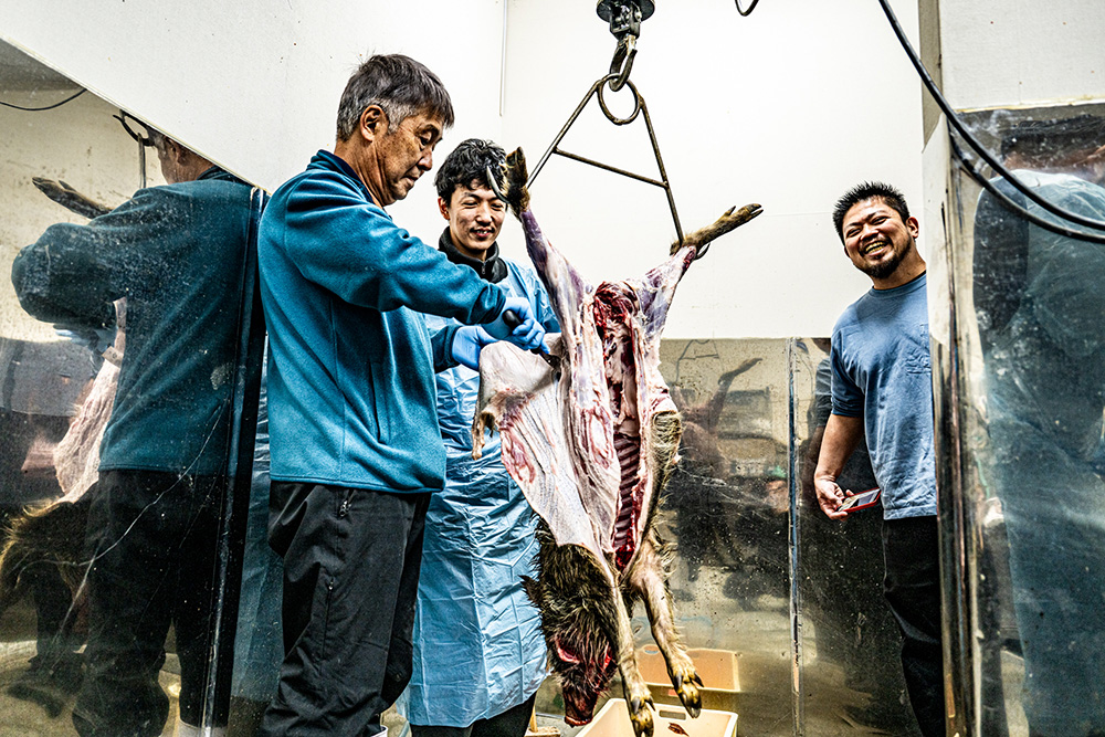 青田さんが岡田シェフに手本を示す