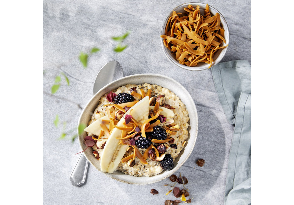 オートミールにフルーツとブラウンチーズをトッピング