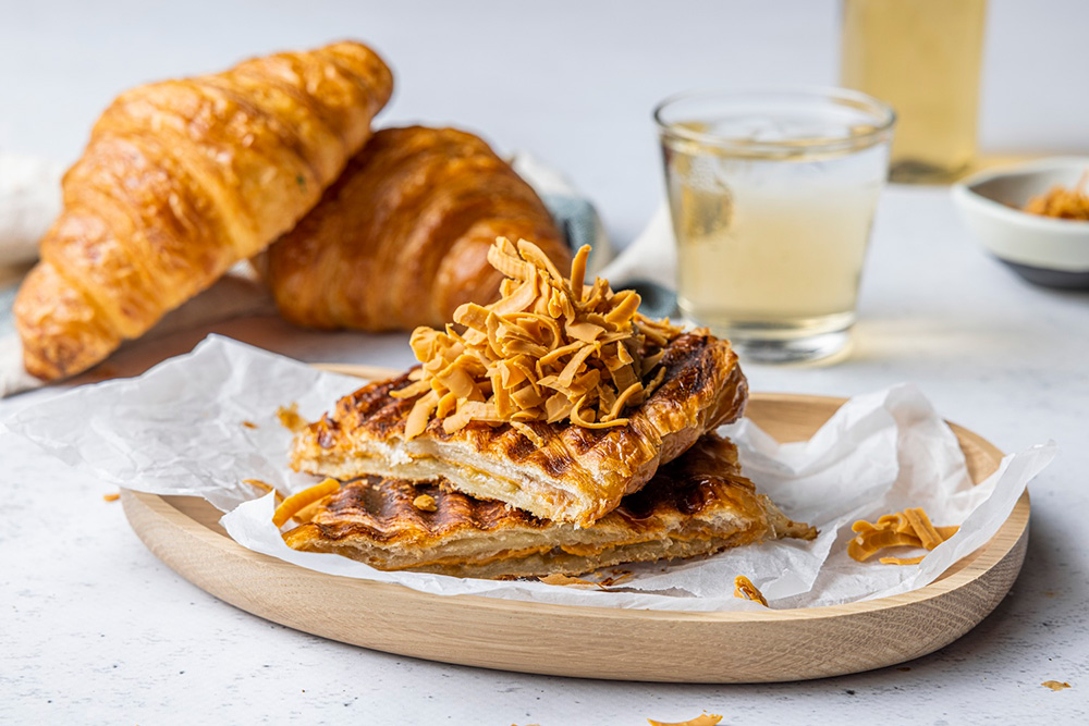 削ったブラウンチーズをトッピング