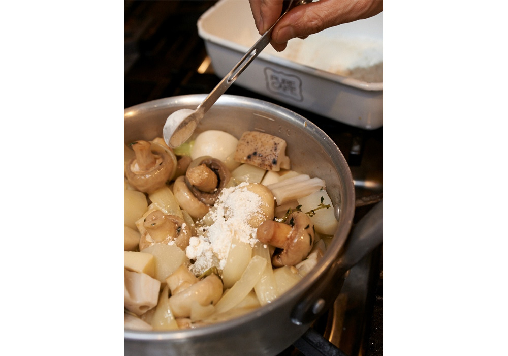 ［４］ワインと粉を加える