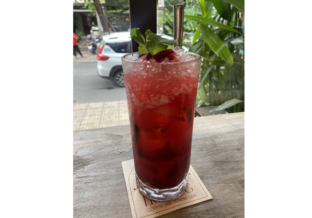 地元産ワイルドストロベリーに、シナモン、チョコレートミントを加えたモクテル