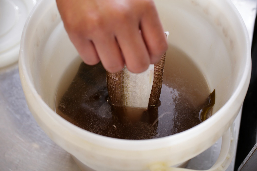 ［４］昆布だしに浸す