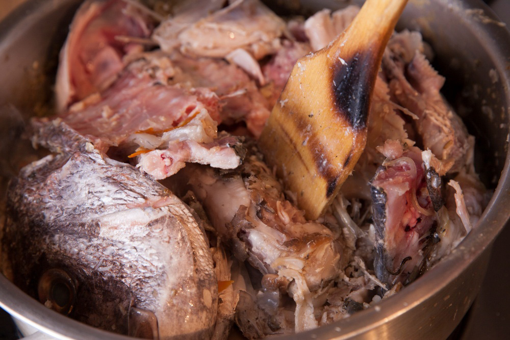 ［３］魚のアラを加える