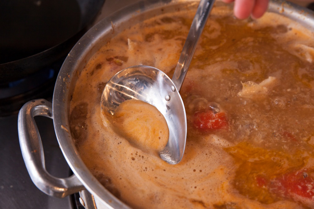 ［５］トマト缶、水を加えて煮る