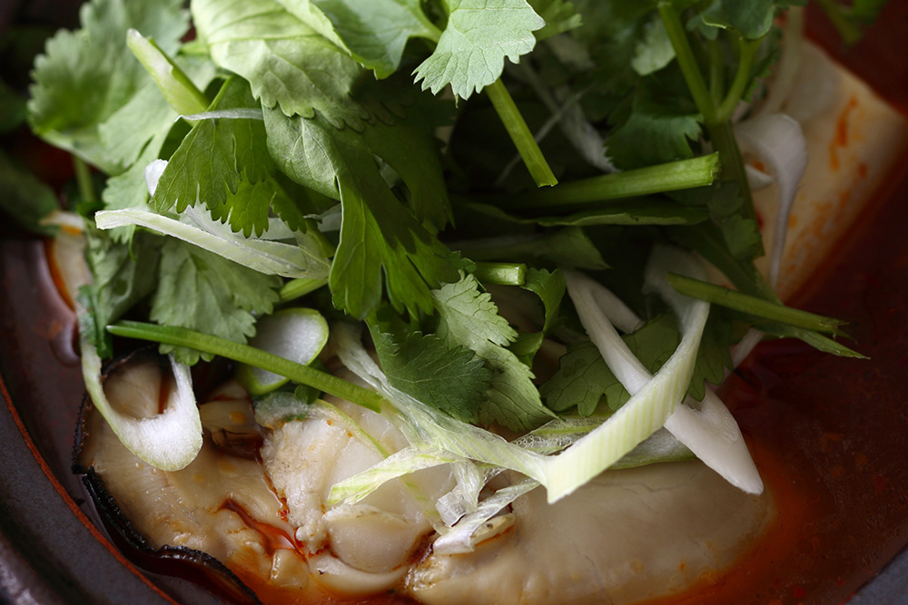 実山椒を利かせて香り高く「大粒牡蠣と豆腐の土鍋煮」