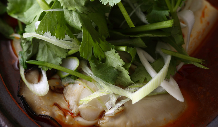 実山椒を利かせて香り高く「大粒牡蠣と豆腐の土鍋煮」