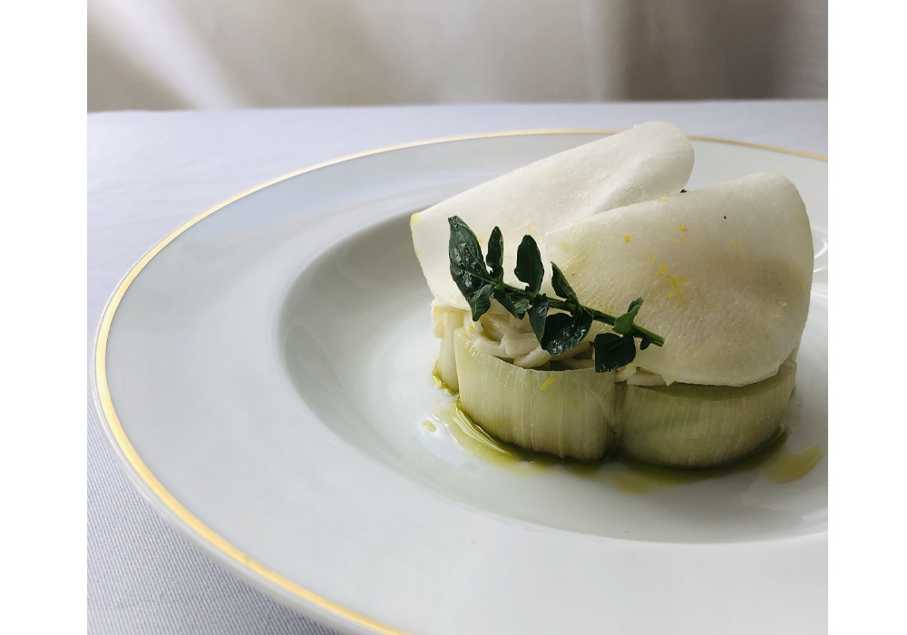 ポワローのヴィネグレット カニ、レモン、そばの実、かぶ