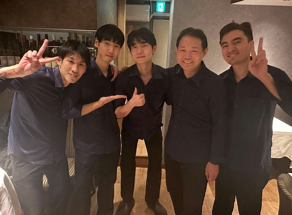 ウ・ソンヒョンさん（中央）を囲んで、松本シェフとLa Paixのスタッフ。ウ・ソンヒョンさんは当時、伸び盛りの27歳。photograph by La Paix