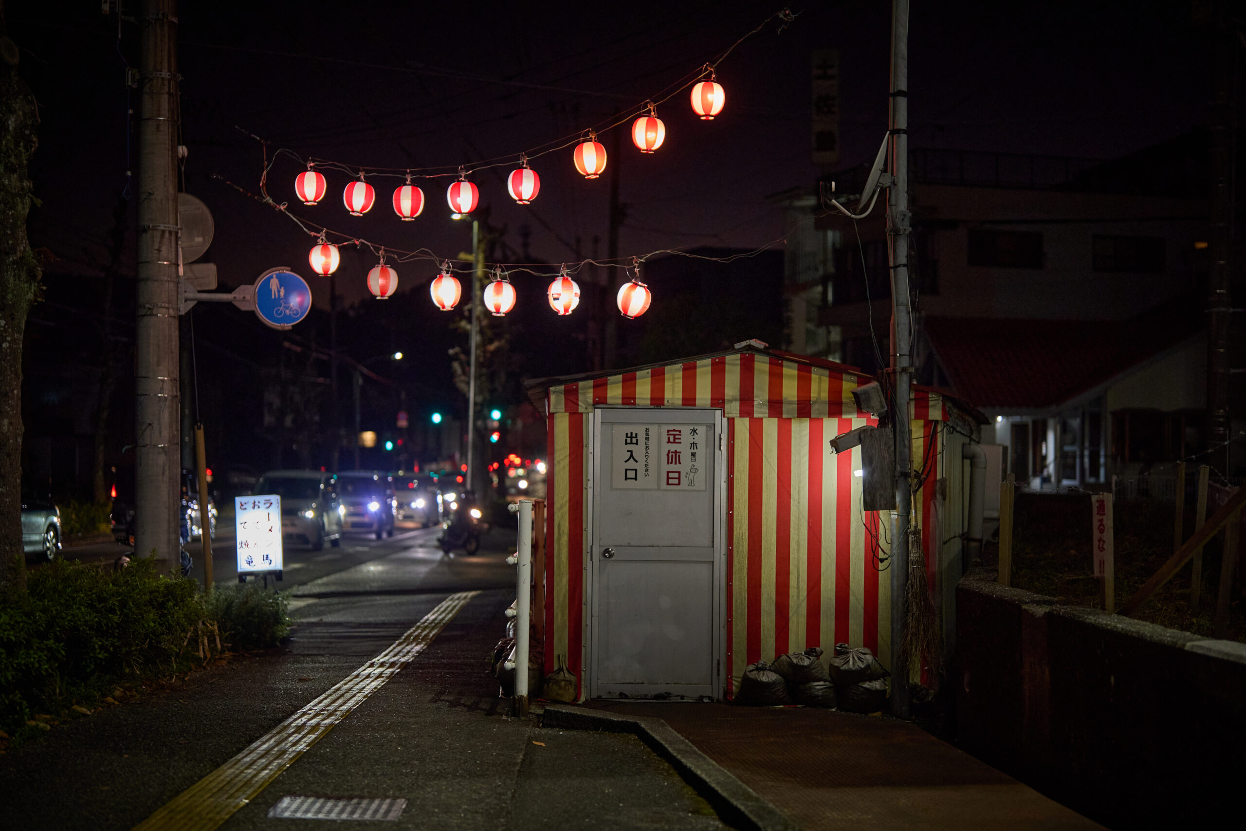 屋台の組み立てと解体にかかるロスタイムを考え、常設型の屋台に。高知市中心地では、長年多くの酔客が訪れた屋台街が２年前に一掃。郊外にある「竜馬」を含め、現在屋台での営業を続ける店は数軒のみに。