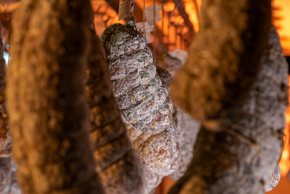 熟成されるサラミ