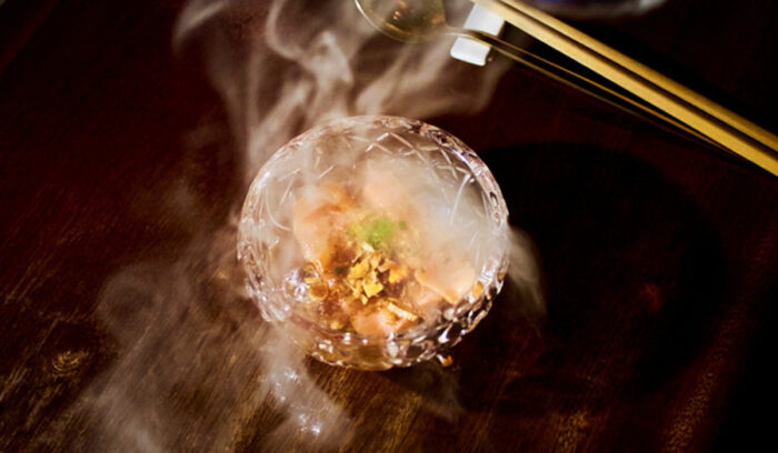 “手頃なおまかせ”で和食文化を根付かせる、米国人シェフの創作料理店