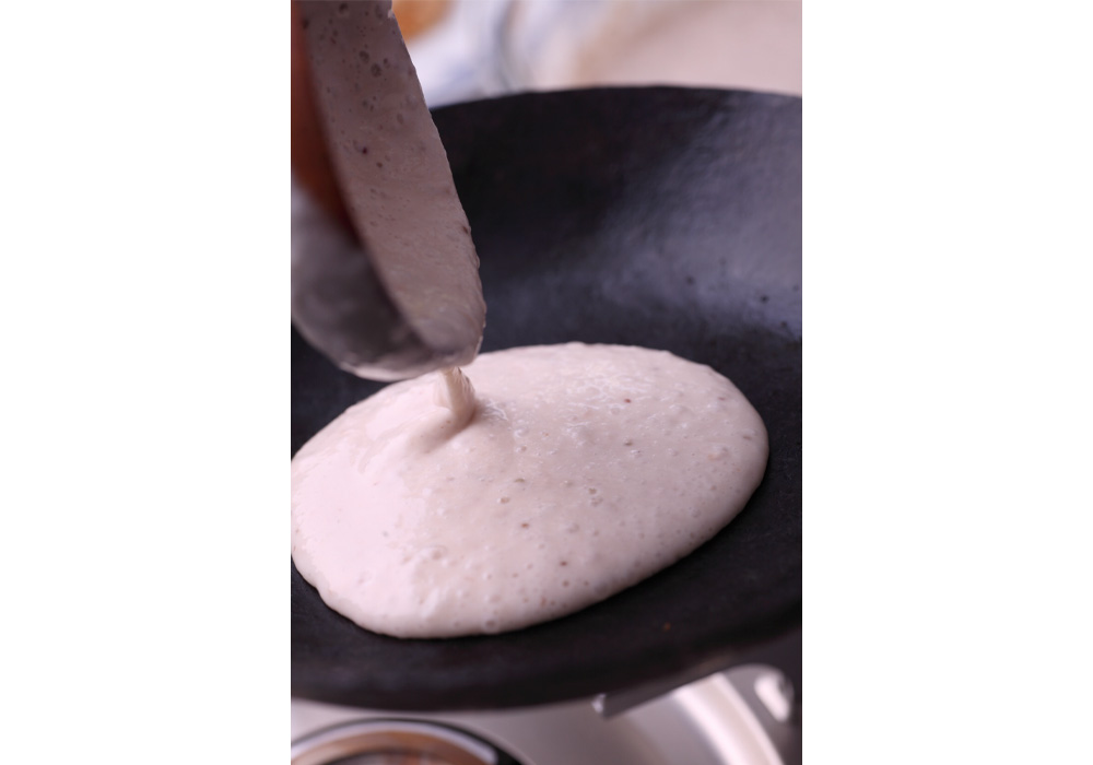 ［３］フライパンに生地を流す