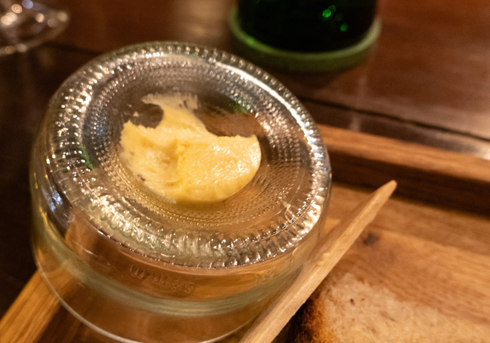 ワインボトルから加工されたバター用の小皿