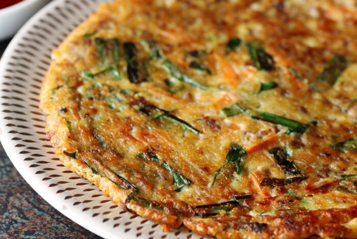 ４度返しと火加減で極める！オモニ直伝・本格「ニラチヂミ」