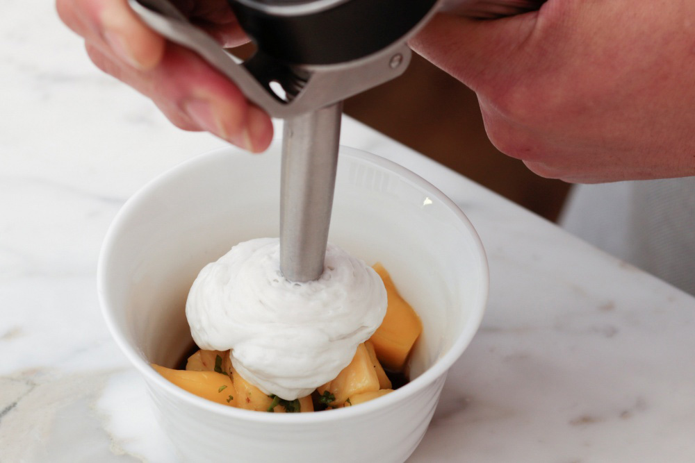 ［８］エスプーマを盛る