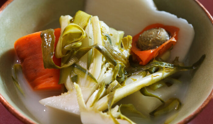 くず野菜が味わい豊かな食材に。漬け汁を育てて楽しむ「野菜の塩水漬け」