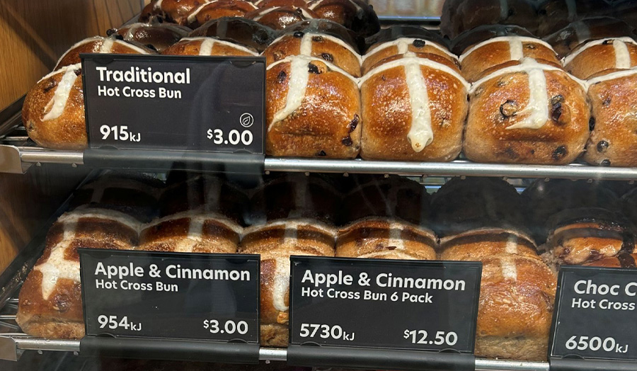 消費者団体が食べ比べ。イースター商戦を勝ち抜いた「ホットクロスバンズ」とは？