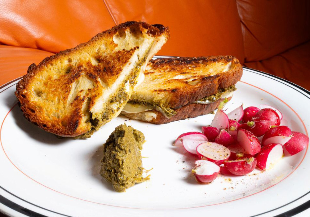 チーマ・ディ・ラーパとドライトマトのクリームを炙ったパンに挟んで