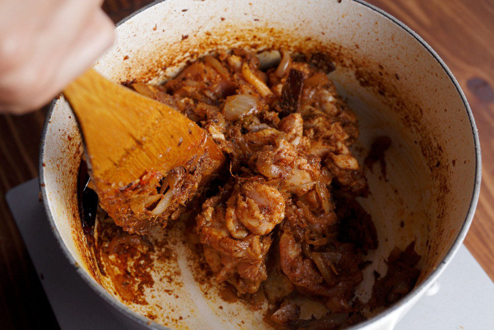 ［12］鶏肉に火を入れる（中火）