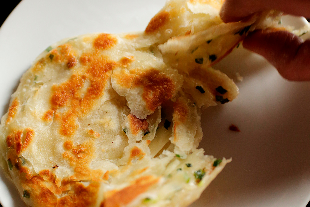 サクサク、もちもち。台湾のストリートフード「葱油餅（ツォンヨウピン）」