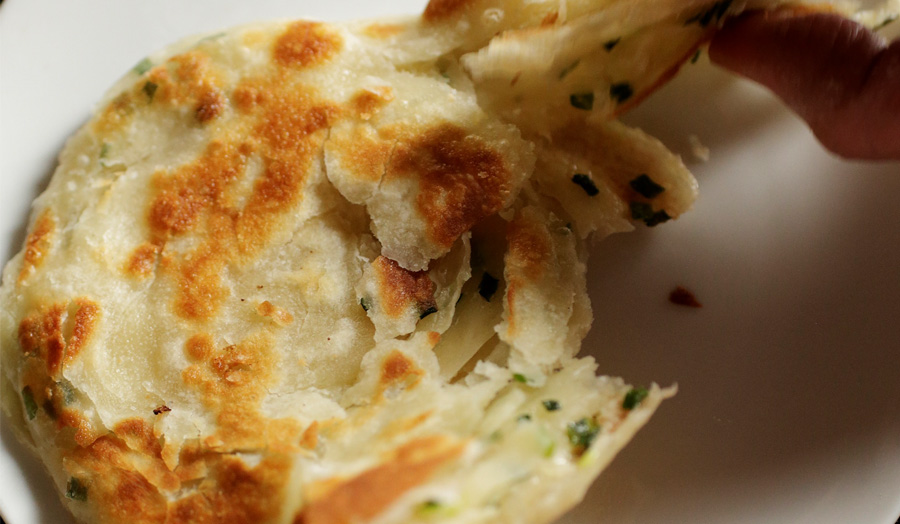 サクサク、もちもち。台湾のストリートフード「葱油餅（ツォンヨウピン）」