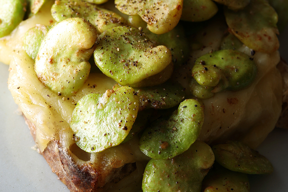 発酵由来の旨味と香りで酒が進む「ソラマメのタルティーヌ 腐乳フレーバー」