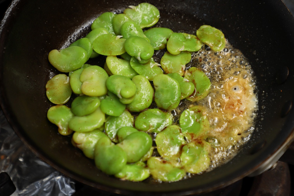 ［４］ソラ豆を炒める