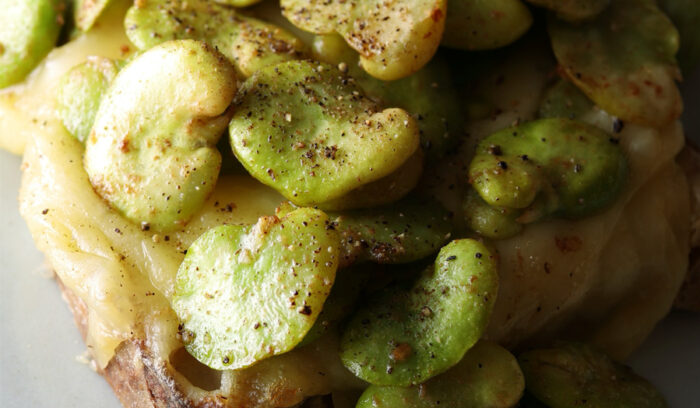 発酵由来の旨味と香りで酒が進む「ソラマメのタルティーヌ 腐乳フレーバー」