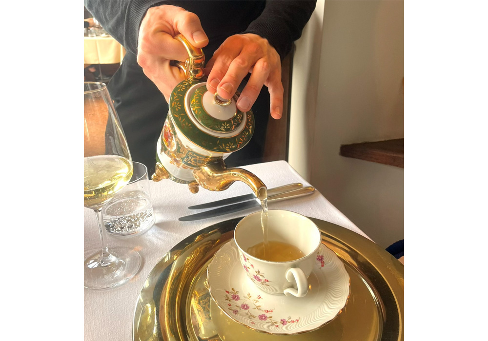 食事のスタートは、野菜くずで取ったブロードに花山椒を効かせた１杯から