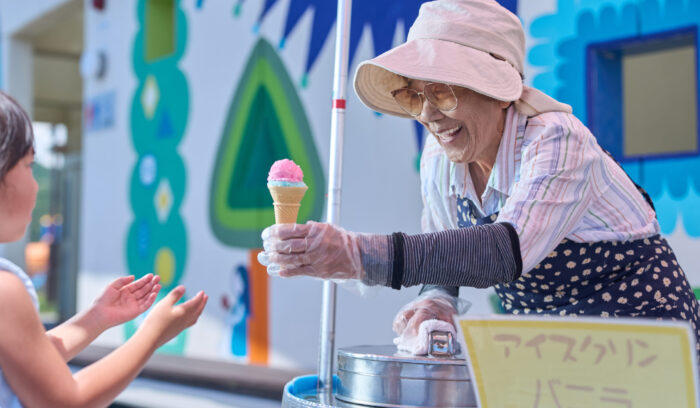 89歳。「『アイスクリン』を売りに行く日が一番楽しい。ボケ防止になるし、子どもと話せるし」