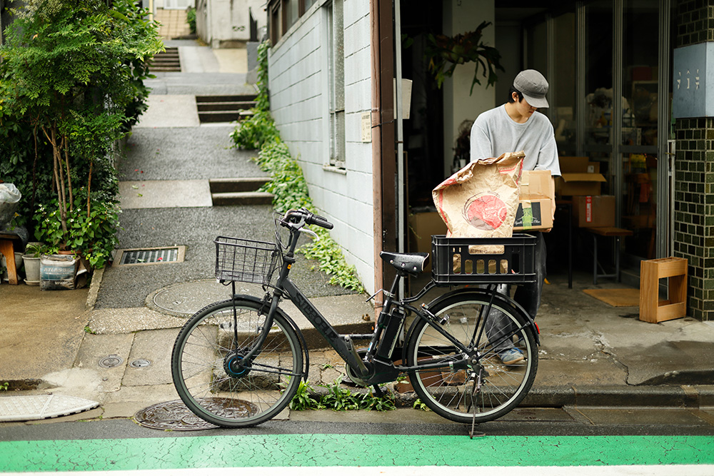 自転車で納品に向かうスタッフ