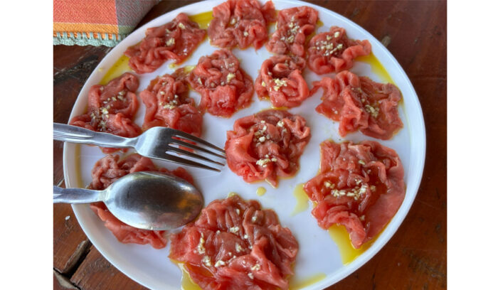 La tenerezza della miglior carne piemontese. <br />
La storia di una famiglia che segue con cura dalla riproduzione fino alla vendita. 