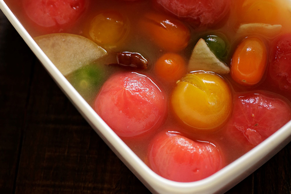 漬け汁ごと冷製スープ感覚で食べたい「色々トマトの水キムチ」